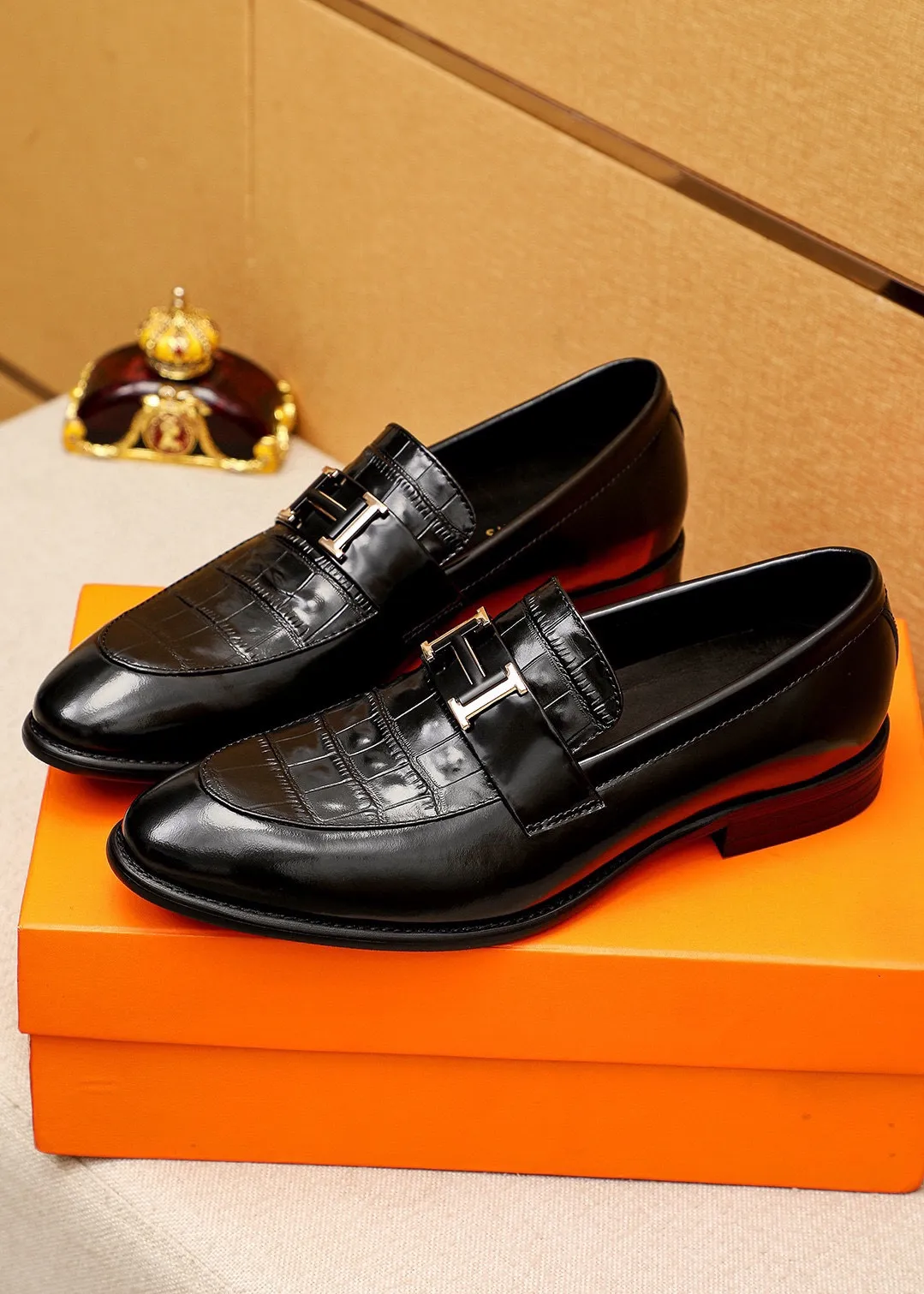 Men's shoes 💰480 💐 Product trademark: HERMES "Hermès" casual leather shoes Regular size: 39-44 (38.45.46🉑️Customized) Product materials: Selected imported first-layer calfskin embossed upper + classic hardware buckle, imported water-dyed cowhide lining. Strong three-dimensional visual effect, combined outsole Color: 2⃣️colors available
